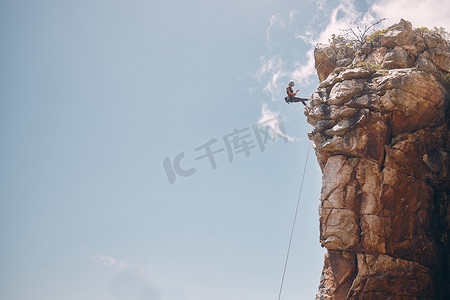 模型蓝天、登山女子和岩壁在户外绳降训练绳上无所畏惧的徒步旅行。