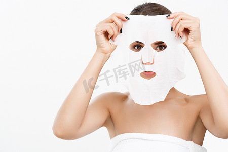 美容护肤概念-美丽的白种女人在她的脸白色背景上应用纸片面膜。