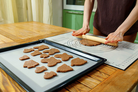 一位女士在硅胶烤垫上烹饪假日自制饼干