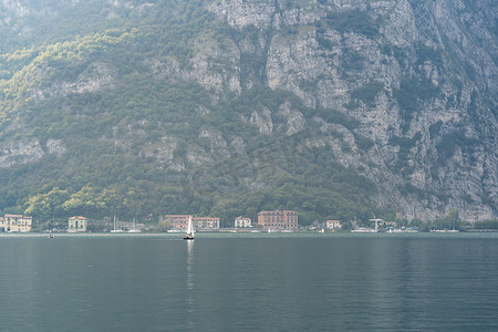 在科莫湖的机动船在意大利风景山背景。