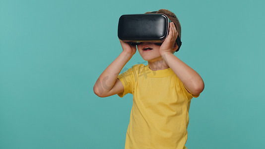 小幼儿儿童男孩使用 VR 耳机头盔应用玩模拟虚拟现实游戏