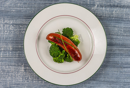 极简主义背景摄影照片_从上面的极简主义图像中看到的来自蒙贝利亚尔的法国香肠