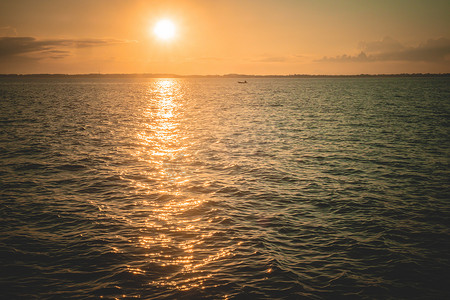 日落日出海洋夏季风景美丽的自然背景。