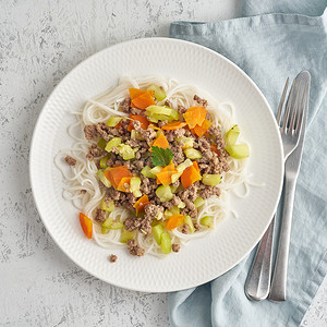 蔬菜免费摄影照片_美味的米面食，配肉末和蔬菜，顶视图