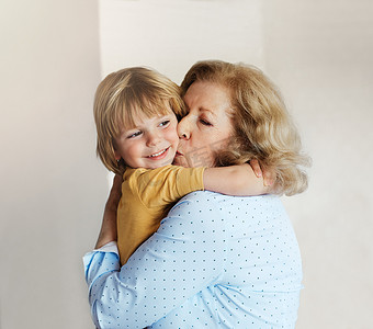 孙子 孙子 奶奶 祖母 肖像 男孩 senior love family bondingson hugging hug
