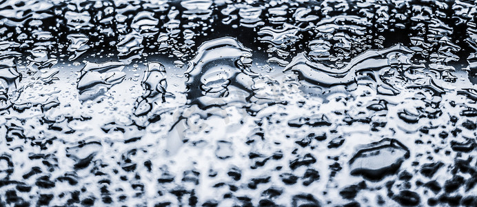 水纹理抽象背景、银玻璃上的水滴作为科学宏观元素、雨天和自然表面艺术背景的环境品牌设计
