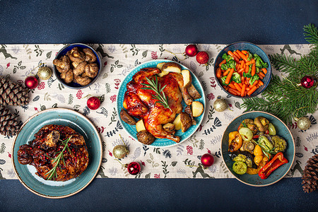 圣诞节餐桌摄影照片_圣诞餐桌顶视图与节日食品