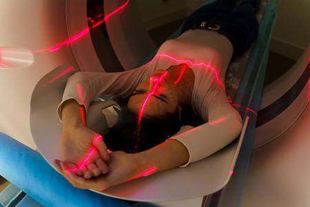 红色射线对女孩进行肺部和纵隔器官的 CT 扫描。