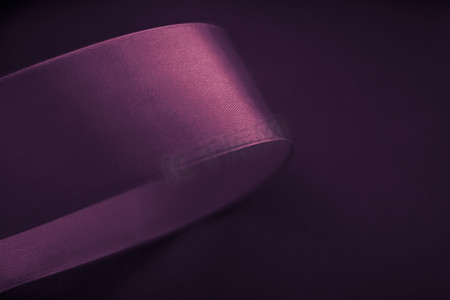淘宝促销边框摄影照片_紫色背景上的抽象卷曲丝带、假日销售产品促销的独家奢侈品牌设计和魅力艺术邀请卡背景