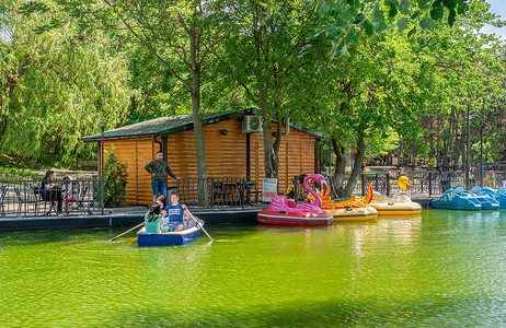 乌克兰敖德萨自由公园湖边的咖啡馆