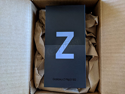 全新三星 Z Flip3 5G 仍在包装盒中