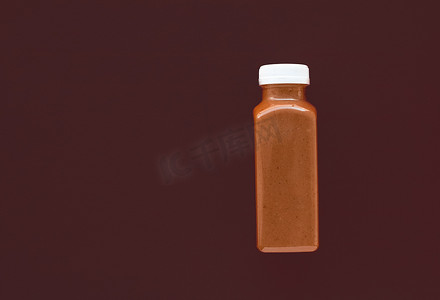 用于减肥清洁的排毒超级食品冰沙巧克力瓶。棕色背景，食品和营养专家博客的平面设计