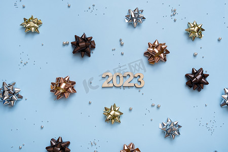 数字 2023 在明亮的节日背景与弓和珠顶视图。