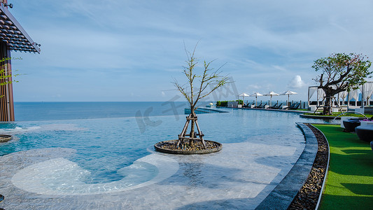 希尔摄影照片_泰国芭堤雅，海滨海滩路芭堤雅现代无边泳池的现代希尔顿酒店
