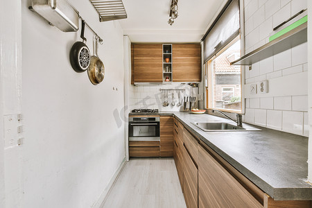 现代公寓的角落厨房家具