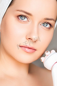 抗衰老美容和美容治疗产品、女性使用面部轮廓按摩滚轮装置作为整容手术和护肤程序