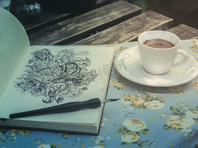 用黑色墨水在纸上用咖啡绘制涂鸦线条艺术