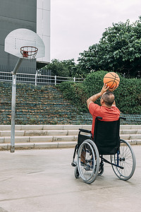 坐在轮椅上做运动的残疾人