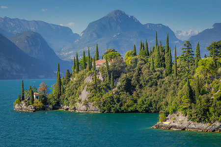 意大利北部马尔切西内田园诗般的加尔达湖海岸线和柏树