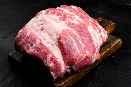 猪肩鲜生肉，黑色深石桌背景