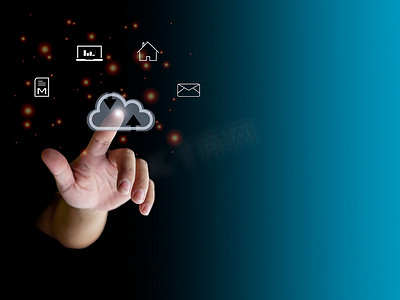 云数据传输摄影照片_指向云彩的人的手指显示全球数据传输与云计算、全球互联网、通信、大数据、复制空间