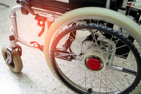 便携手推车摄影照片_老年患者电动轮椅不能行走或残疾人在家中或医院使用，健康强医疗理念。