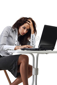 坐在电脑前的疲惫女性