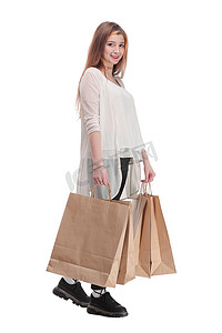 工作室照片：漂亮女人拎着纸购物袋走路