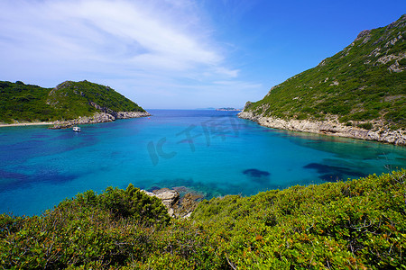 双人摄影照片_科孚岛的波尔图蒂莫尼海滩是希腊科孚岛的天堂，拥有海滩和结晶水
