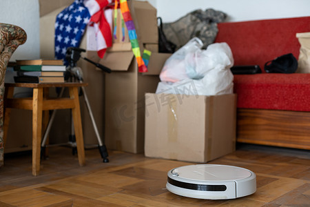 可移动的摄影照片_装有可移动物品的盒子和机器人吸尘器。