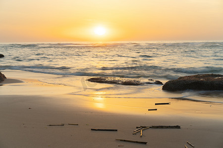 日落时的海景，石海岸 黄昏时分的戏剧性海洋背景