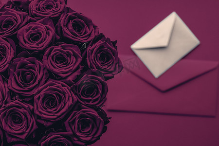 信封书信摄影照片_情人节送情书和鲜花、豪华玫瑰花束和葡萄酒背景卡片，浪漫假日设计