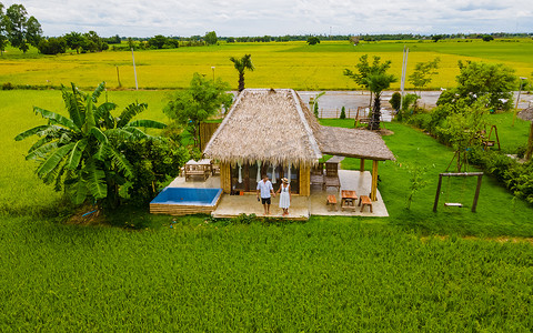 泰国中部有稻田的生态农场寄宿家庭，情侣在农场度假，男人和女人