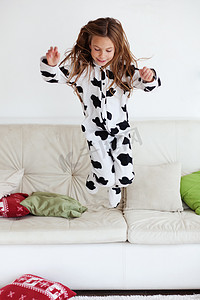 印花古典花纹摄影照片_穿着奶牛印花睡衣的孩子