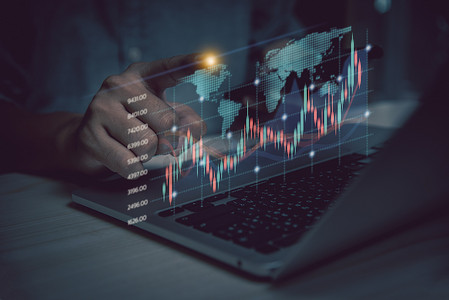 金融股市交易投资外汇图表分析数字报告技术业务概念。使用笔记本电脑的商人。