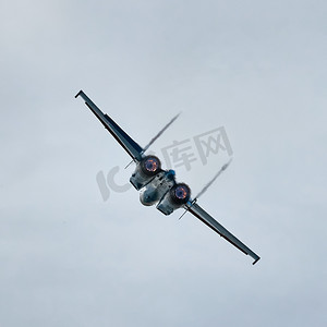 航战斗机摄影照片_用加力战斗机飞越战斗机。