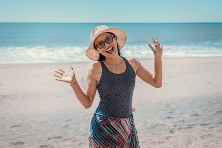 戴帽子的女人在海滩上快乐，快乐的漂亮年轻女人度假，度假概念