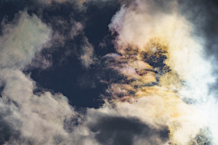 中过摄影照片_云中过冷水滴的光衍射、晴朗天气下蓝天上的彩虹云、积云虹膜、光学现象、光谱颜色