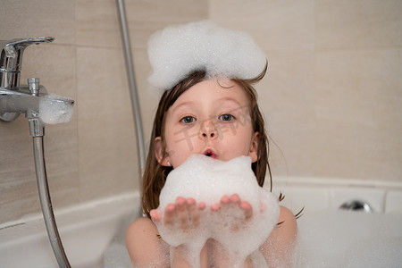 洗澡玩泡沫的小女孩