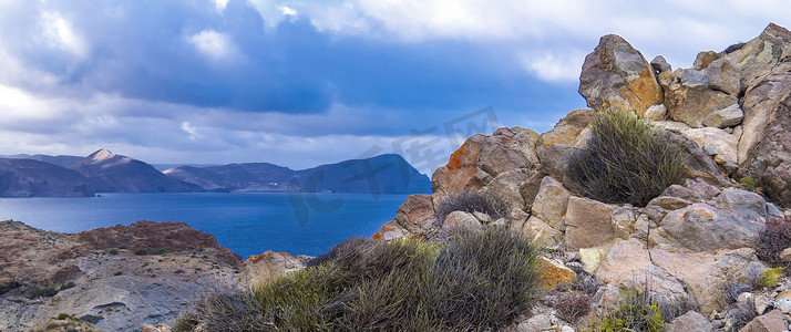 岩石海岸线和悬崖，洛斯埃斯库洛斯，加塔角-尼哈尔自然公园，西班牙