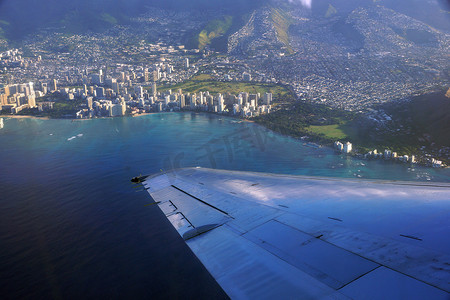 高空拍摄摄影照片_从夏威夷檀香山起飞的飞机窗景高空拍摄