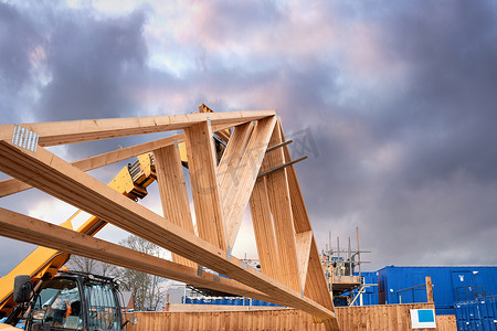 新住宅开发施工现场重型机械移动屋顶桁架