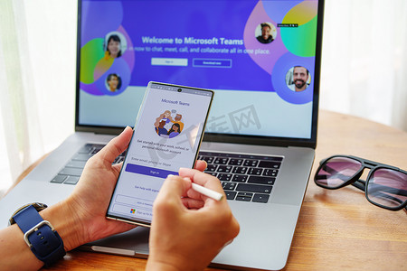 泰国清迈 — 2022 年 7 月 9 日 — 一名女员工使用微软团队应用程序召开社交媒体会议