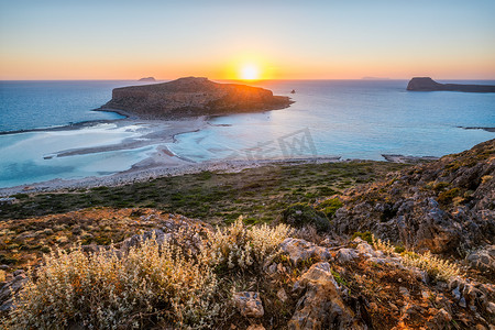希腊克里特岛巴洛斯海滩的日落。