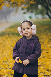 美丽的秋日，公园里可爱有趣的淘气小女孩