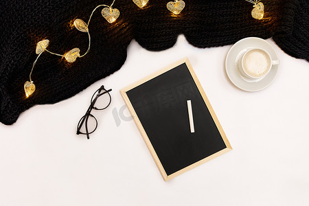 小目标摄影照片_一杯咖啡、一块黑色小木板和写有新年目标的白色粉笔。