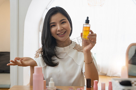 年轻美丽的亚洲女性和职业美容化妆艺术家视频博主或博主录制化妆教程，在网站或社交媒体上分享。