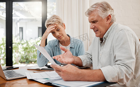 悲伤的退休夫妇、财务债务和财务规划、抵押贷款和纸质账单方面的焦虑。