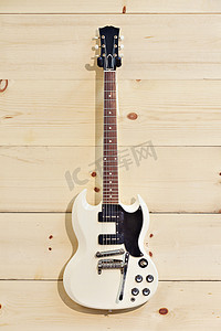 木纹墙上的白色吉他