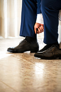 商人衣服鞋子，男人准备工作，新郎婚礼前的早晨
